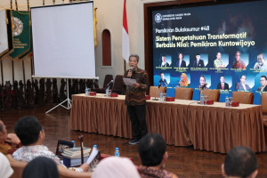 Professor Setiadi, the Dean of FIB UGM, is speaking in the seminar of Kuntowijoyo thought on Islam.