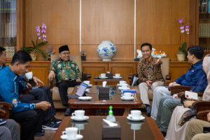UGM Vice Rector Dr. Danang Sri Hadmoko receives North Lombok Regent Najmul Akhyar and delegation during a discussion on research and education collaboration at UGM Rectorate.