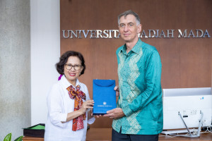 UGM Rector, with the ambassadors of Germany, ceremonially hand over souvenirs at the UGM Central Office Building