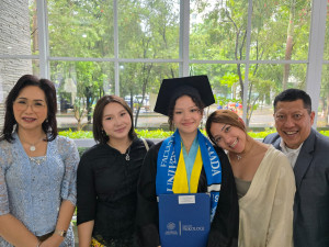 Nadya Marvella Santarini, the fastest graduate in UGM’s undergraduate commencement period, poses for a photo with her family