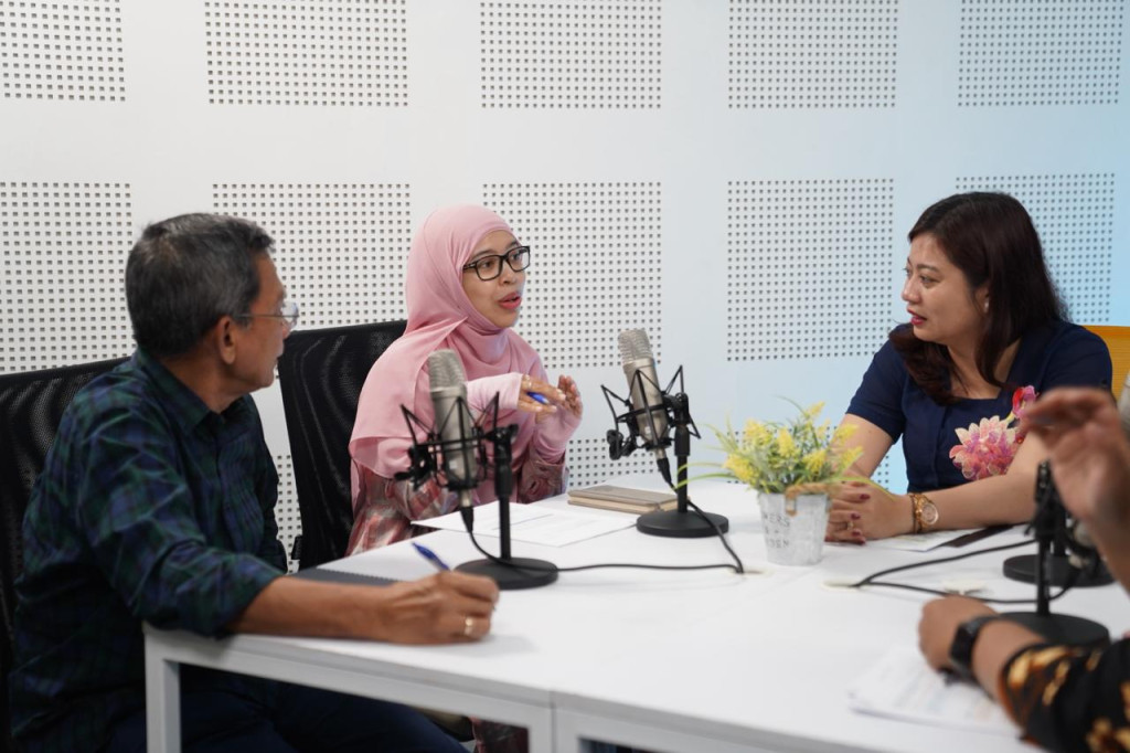 Discussion on social protection for informal workers involving UGM experts and the ILO.