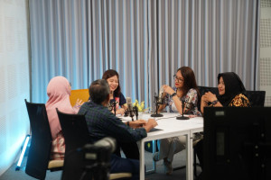 Discussion on social protection for informal workers involving UGM experts and the ILO.