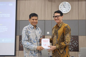 Vice Minister Arif Havas Oegroseno delivers a public lecture at UGM on global geopolitics.