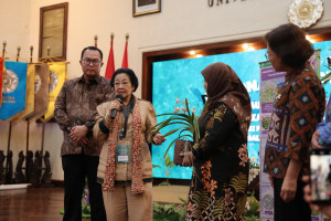 Megawati Soekarnoputri delivers remarks at the National Policy Dialogue at UGM Senate Hall.
