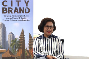 UGM Rector Professor Ova Emilia speaks at the Region City Branding Workshop in Yogyakarta.