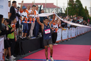 Jogja Run D-City participants gather at GIK UGM during the event celebration.