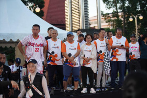 Jogja Run D-City participants gather at GIK UGM during the event celebration.