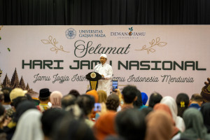 Professor Kertia gave a speech at the Simultaneous Jamu Drinking Movement event at GSP UGM