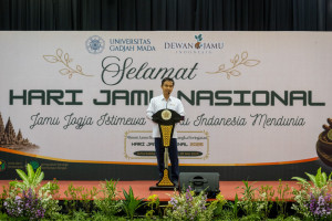 Dr. Danang Sri Hadmoko gave a speech at the Simultaneous Jamu Drinking Movement event at GSP UGM