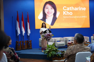 Dean of FEB UGM and economists discuss ASEAN’s economic outlook and fiscal sustainability at a seminar on campus.
