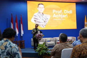 Dean of FEB UGM and economists discuss ASEAN’s economic outlook and fiscal sustainability at a seminar on campus.