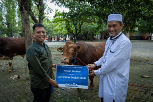 UGM Vice Rector hands over sacrificial cattle to the management of the UGM Campus Mosque for Eid al-Adha.