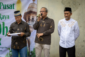 UGM officials and Campus Mosque representatives during the handover of sacrificial animals.