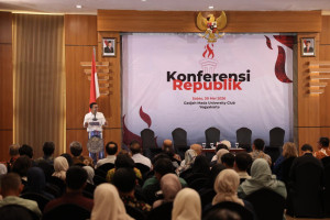 Dr. Arie Sudjito delivers remarks at the Republic Conference hosted at UGM's University Club Hotel.