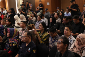 Speakers and attendees engage in discussions on civil society, democracy, and national development at UGM.