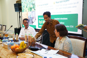 UGM leaders and the Minister of Agriculture discuss research commercialization to support Indonesia's food self-sufficiency.