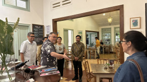 UGM leaders and Chilean Ambassador Mario Artaza discuss Antarctic and climate change research collaboration at UGM.