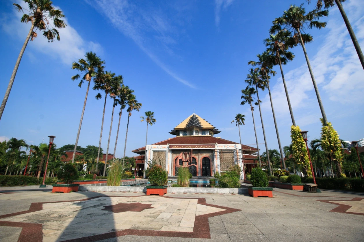 Masjid Kampus UGM Salurkan Beasiswa dan Bangun Semangat Kerelawanan