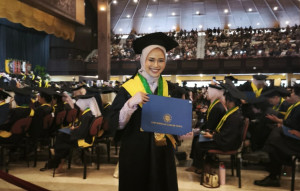 Fulviana Ramadlonia Agung Putri, a UGM medical graduate, poses after receiving her bachelor's degree certificate.