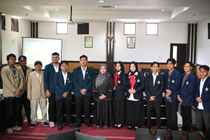 Members of UGM’s Jamaah Shalahuddin delegation pose with awards won at FSLDKN XXII in Malang.