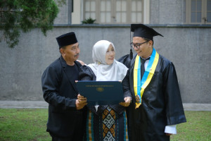UGM Vocational College graduate Revandra Aryo Dwi Krisnandaru celebrating his academic achievement.
