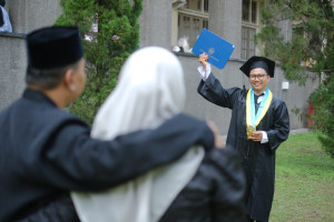 UGM Vocational College graduate Revandra Aryo Dwi Krisnandaru celebrating his academic achievement.