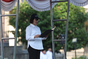 UGM Rector Professor Ova Emilia delivers a speech during the Pancasila Day flag ceremony at the Balairung courtyard.