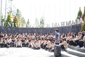 UGM students gather at the Boulevard Roundabout during the declaration of BEM UGM’s transformation into SEMA UGM.