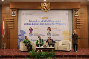 Academics and cultural experts discuss moral leadership and character education through wayang at UGM.