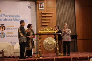 UGM Rector Prof. Ova Emilia delivers remarks at a discussion on wayang and Pancasila values.
