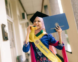 Ashifa Jasmine is celebrating her graduation from UGM with a perfect GPA