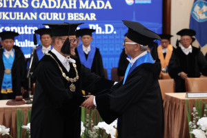 Professor Ikaputra delivers his inaugural professorial lecture at the UGM Senate Hall.