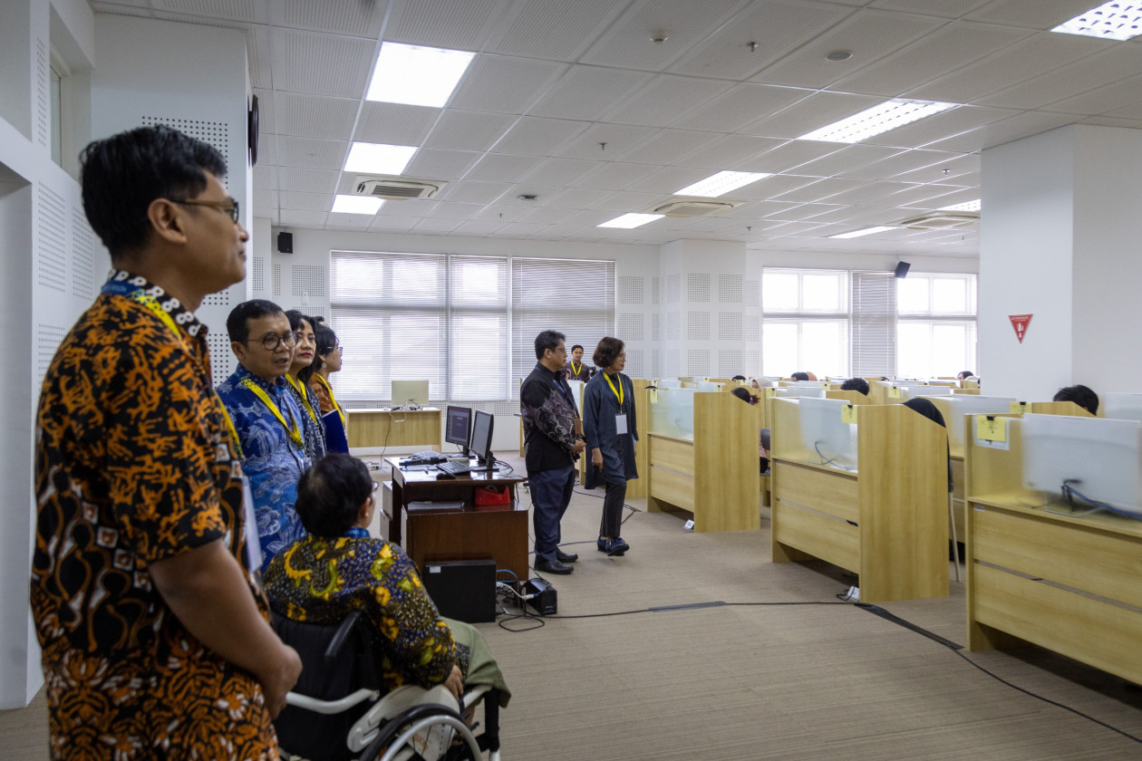 UGM Rector Professor Ova Emilia monitors the implementation of the 2026 UGM Computer-Based Admission Test in Yogyakarta.