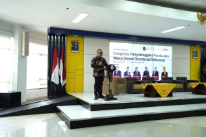 UGM and DKPP officials sign a memorandum of understanding on strengthening democracy and electoral integrity at UGM.