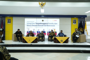 UGM and DKPP officials sign a memorandum of understanding on strengthening democracy and electoral integrity at UGM.