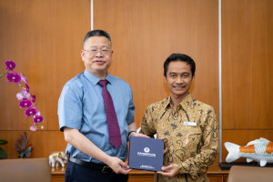 UGM officials meet with delegates from Jiangsu Agri-animal Husbandry Vocational College to discuss academic and livestock industry collaboration.
