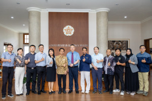 UGM officials meet with delegates from Jiangsu Agri-animal Husbandry Vocational College to discuss academic and livestock industry collaboration.