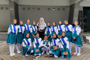 Ristiana Artanti, recipient of a 100 percent tuition scholarship at UGM, with her school mates.