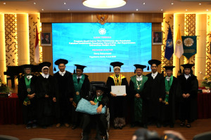 Open doctoral examination at FK-KMK UGM discussing innovative treatment for infectious corneal ulcers.