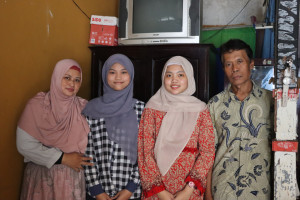 Nurma and her family celebrate her acceptance into UGM’s Nutrition and Health Study Program with a full tuition scholarship.