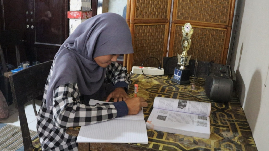 Suka Menghabiskan Waktu Belajar di Perpustakaan, Nurma Gapai Mimpi Kuliah Gratis di Prodi Gizi UGM