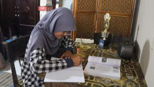 Anisa Nurmalitasari shares her inspiring journey from studying in libraries to earning a tuition-free education at UGM