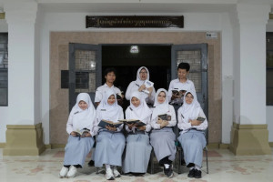 Nurma, a graduate of SMAN 1 Yogyakarta, poses after securing admission to UGM’s Nutrition Program with a full scholarship.