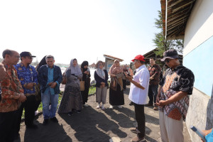 UGM researchers present SWRO technology for salt production and freshwater supply in Purworejo.