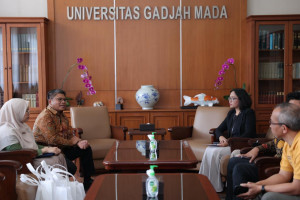UGM officials and PT Sulzer Indonesia executives during the signing of a partnership agreement in Yogyakarta.