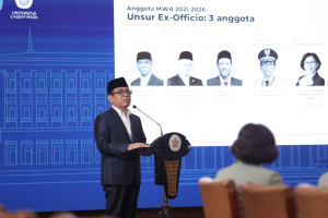 Professor Pratikno hands over leadership of the UGM Board of Trustees to Professor Tumiran during a ceremony at the UGM Senate Hall.