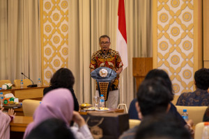 UGM and LPS representatives present scholarship assistance to students impacted by disasters in Aceh, North Sumatra, and West Sumatra.