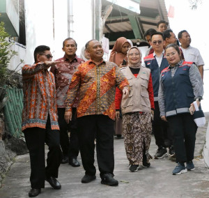 Representatives from UGM, PT Hutama Karya, local government, and community members attend the handover of the HK WASH Infra program