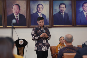 Professor Selo presenting the Faculty of Engineering’s innovation initiatives at the UGM Senate Hall.