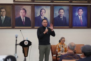 Panel discussion featuring UGM experts and Gita Wirjawan during the Bulaksumur Forum at UGM Senate Hall.
